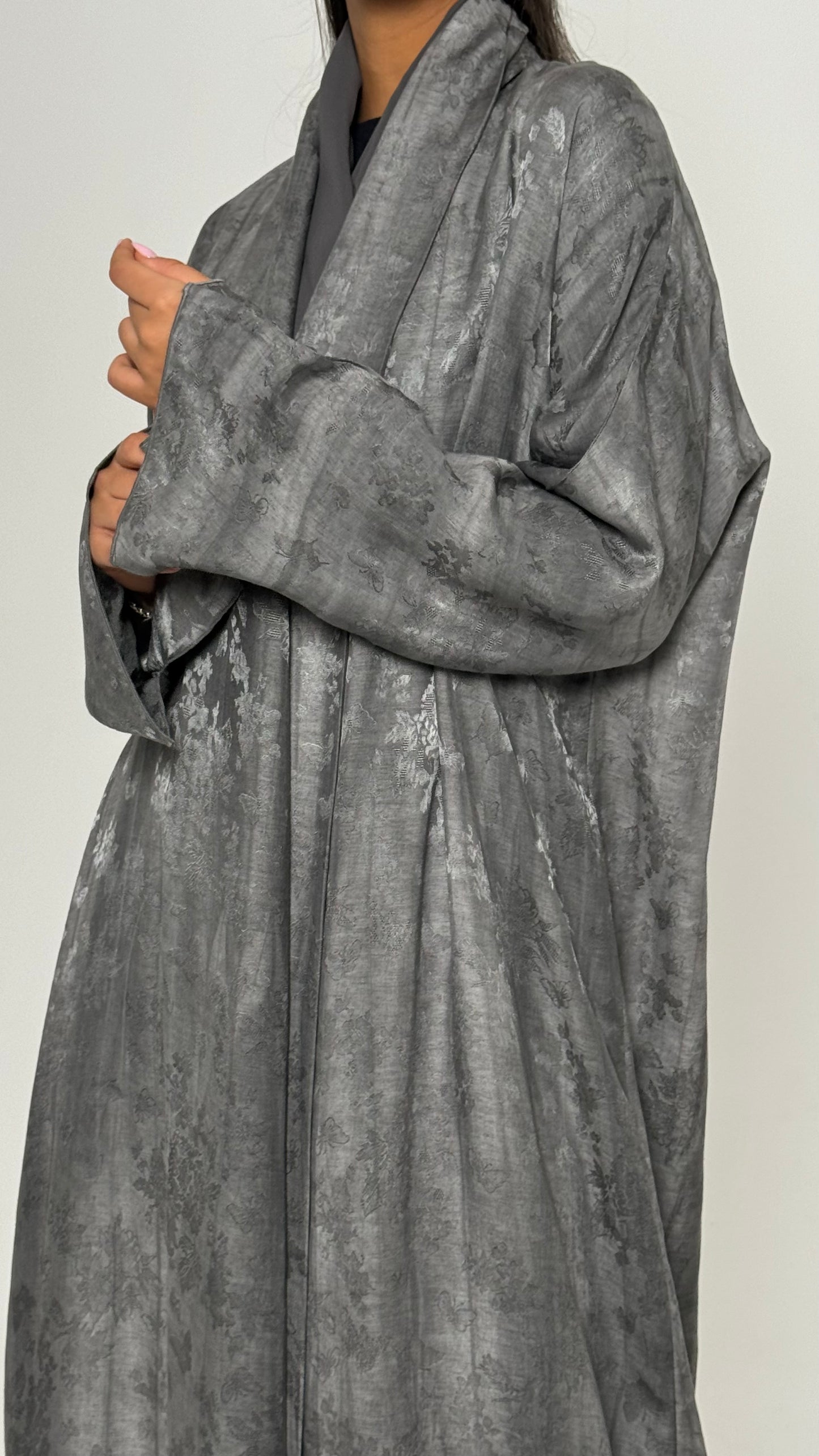 Dreamy abaya in grey